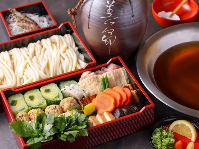 Savoring the specialty 'udon suki' at a traditional shop with over 200 years of history.