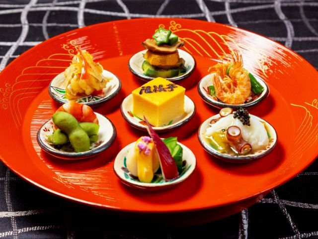 A special moment with delicate Japanese cuisine while enjoying a breathtaking view.