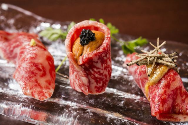 Indulge in luxurious yakiniku and wine while gazing at the sparkling night view from 215 meters above ground.