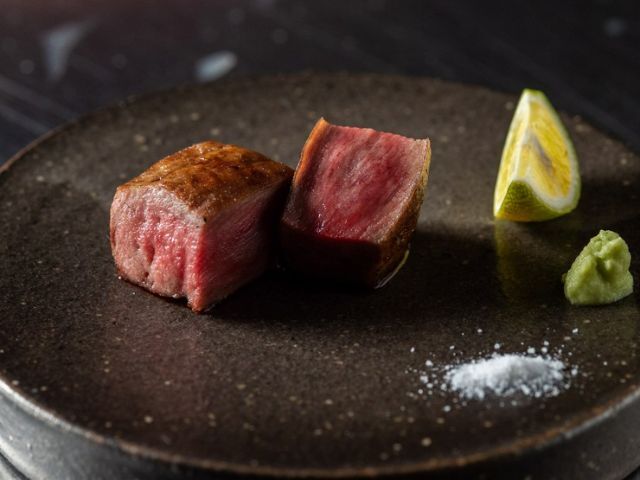 A Show-Style Restaurant where Japanese Beef is Crafted into "Trimming" Dishes from Whole Cuts.