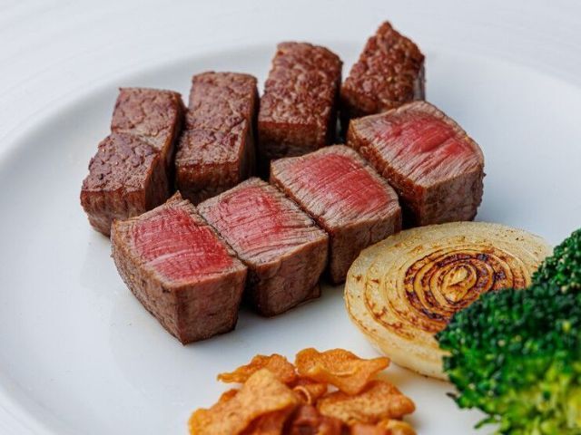 A teppanyaki restaurant specializing in "Farm to Table" dishes featuring vegetables from Osaka's Senshu region.
