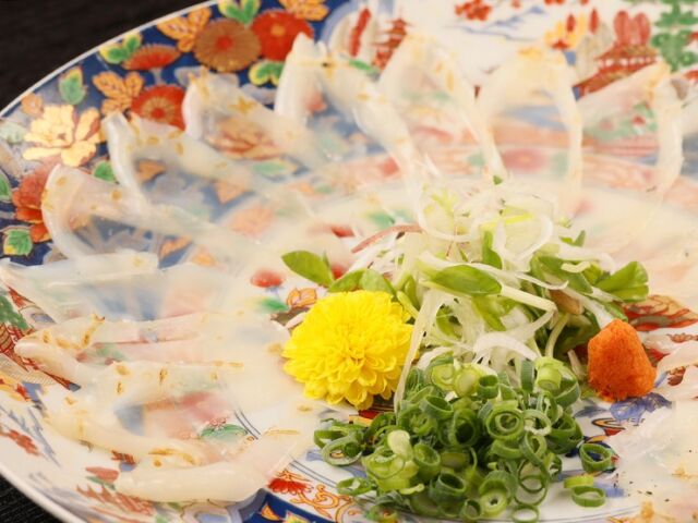 Enjoy the blessings from the sea and mountains near Hakodate. The restaurant also offers a limited selection of Hakodate's famous sake.