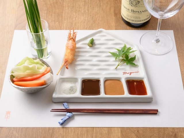 Two cheers from diners upon the arrival of beautifully arranged skewers