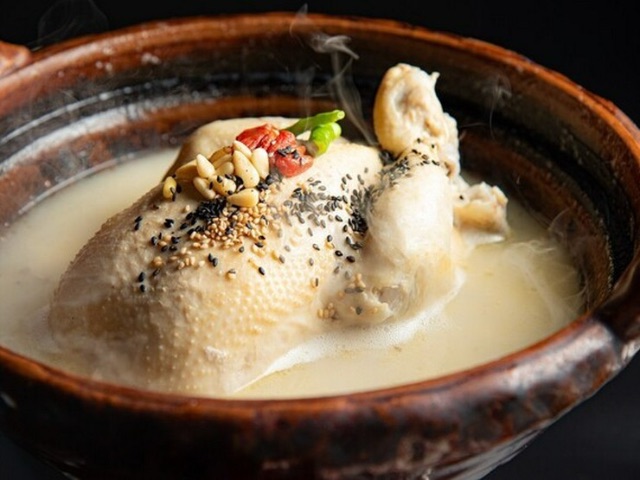 Authentic cuisine that lets guests enjoy whole chicken! Enjoy Korean-style hotpot Samgyetang