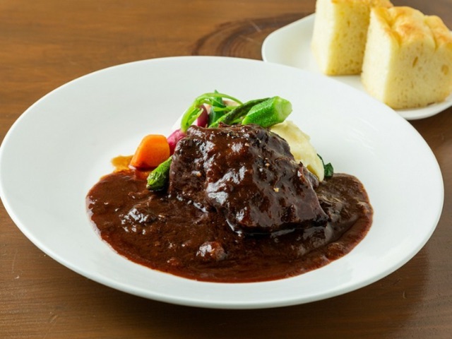 Western dining that "weaves" connections between people and between sake and food