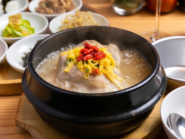 A gourmet samgyetang restaurant in Tsuruhashi's Korea town