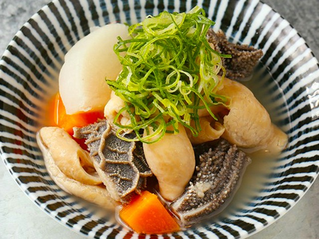 A variety of tavern menu items to enjoy in a retro Showa-era setting