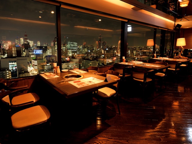Guests can enjoy high quality Japanese BBQ while gazing at the night scenery spreading out in the window