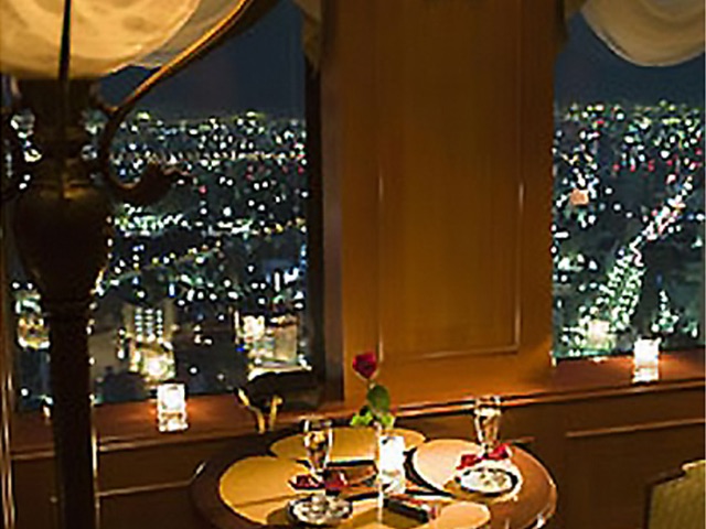 Plans available that ensure window seats in a hotel lounge with a great atmosphere