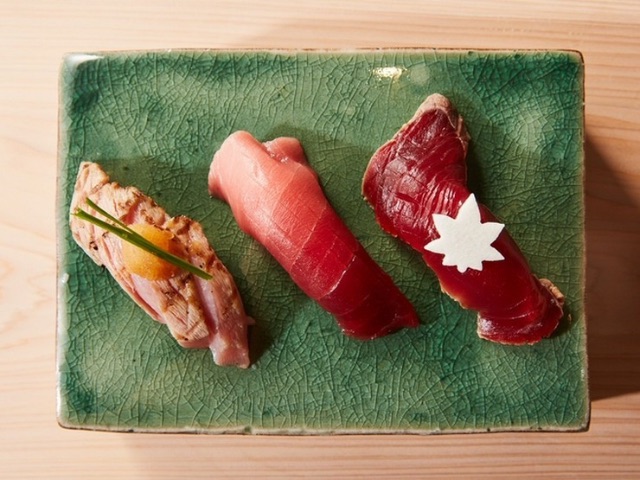 A hideout-style sushi restaurant where guests can show that special someone a splendid time