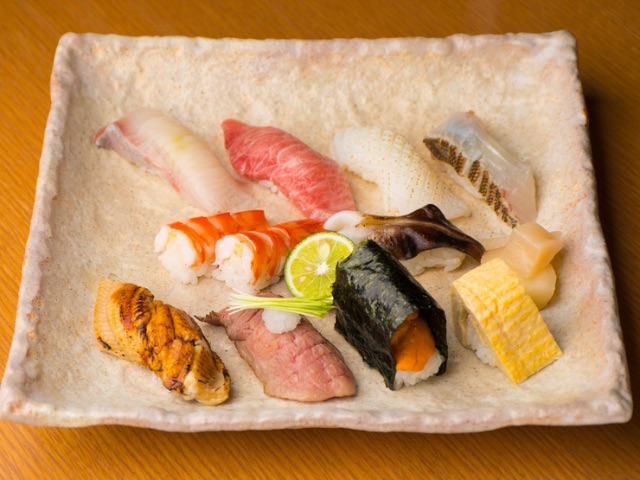 Enjoy sushi using local seasonal ingredients along with Japanese sake