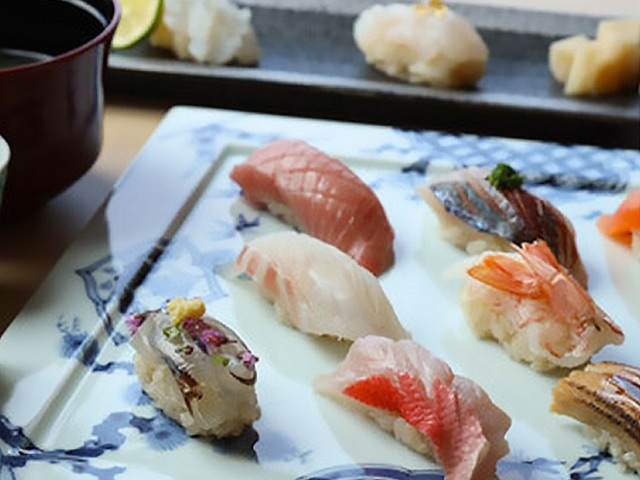 Enjoy several kinds of original sushi while gazing at the Seto Inland Sea