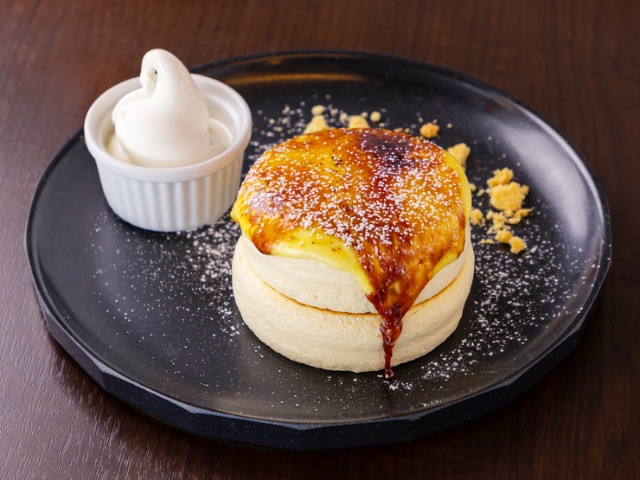 Guests will smack their lips at the fluffy pancakes in this restaurant that overlooks the harbor
