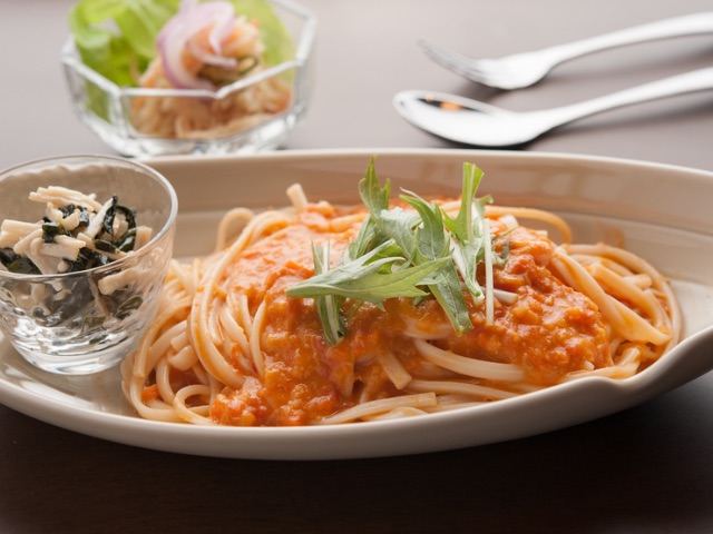 Dishes incorporating ingredients from Nara that reflect the changing of the seasons are served in a Japanese-style setting.