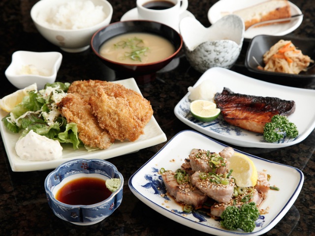 Enjoy creative dishes that convey the appeal of fish along with their special drinks
