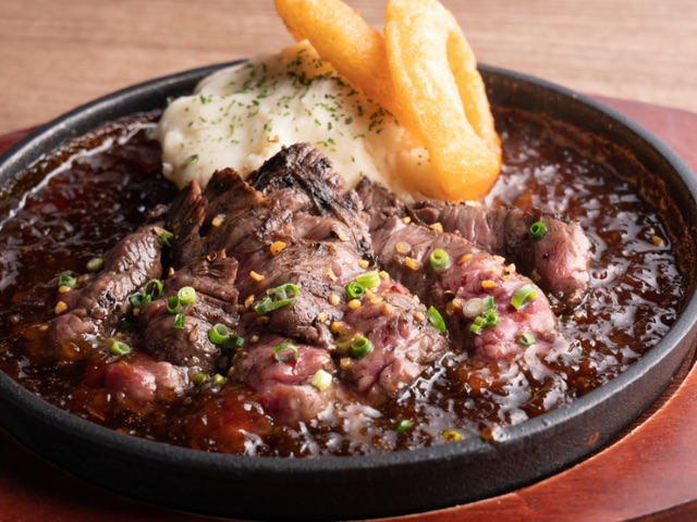 A dining bar where guests can enjoy plenty of charcoal-grilled meat