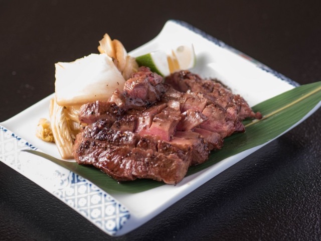 An izayaka where guests can enjoy thickly sliced beef tongue along with homemade soba noodles - a style that can't be found anywhere else