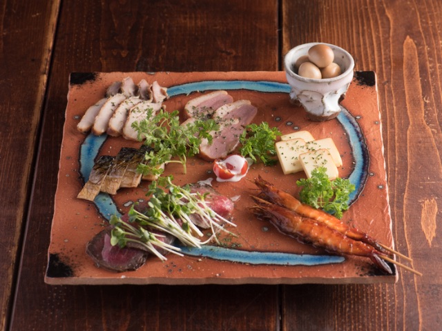 Smoked and spicy cuisine that can be enjoyed in this refuge in a back street
