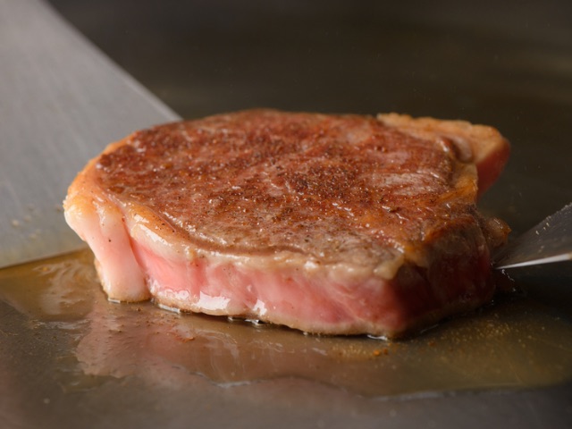 A restaurant specializing in steak where you can enjoy Omi beef alongside specialties from the owner-chef