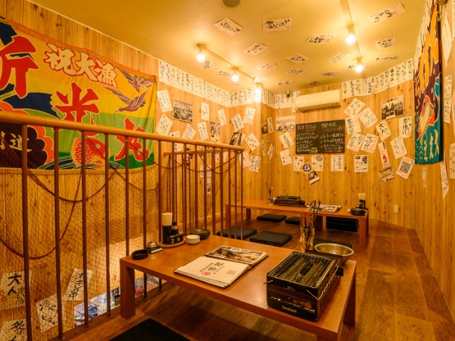 Savor seafood directly from the fishing port of Shinminato, grilled on the grill