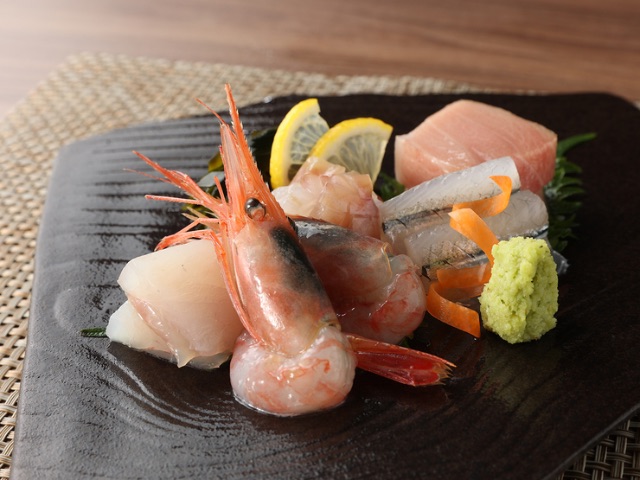 Enjoy fresh seafood from the Sea of Japan in a secluded setting