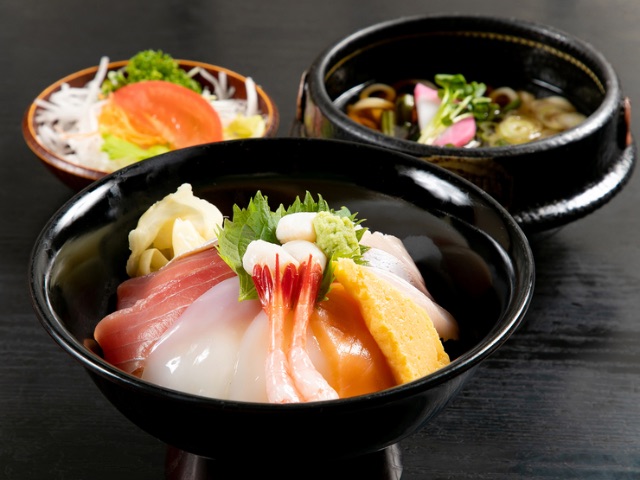 A restaurant where you can enjoy fresh seafood purchased directly from local fishermen