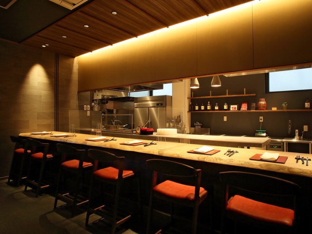 Mature dates where couples can enjoy a sophisticated modern space and Cantonese cuisine