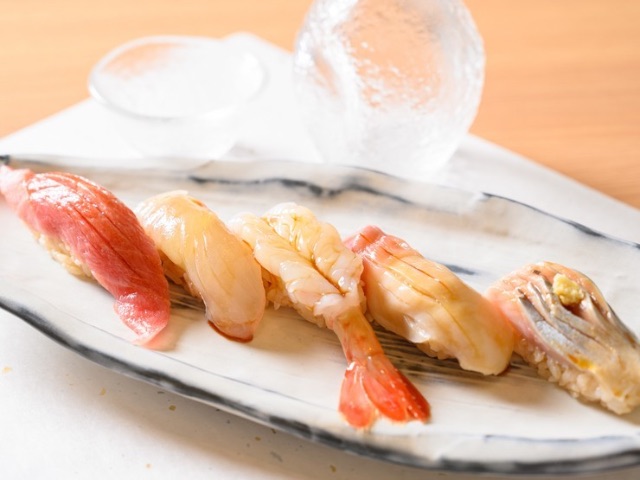 At this refuge with only 6 seats, guests can get intoxicated on the high-quality sushi made by the skilled restaurant head and the excellent sake