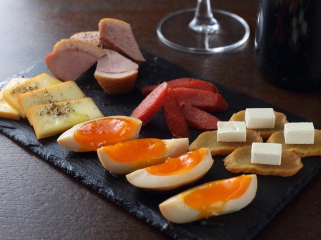 Enjoy smoked cuisine and alcohol at this mature refuge-style dining bar
