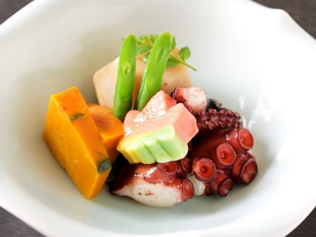 A variety of traditional Kyoto home-cooked dishes served in the relaxed atmosphere of a traditional Japanese house