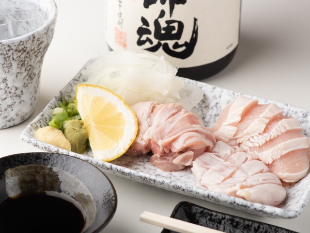 A Japanese grilled chicken restaurant where guests can enjoy fresh Tajima chicken ground that morning