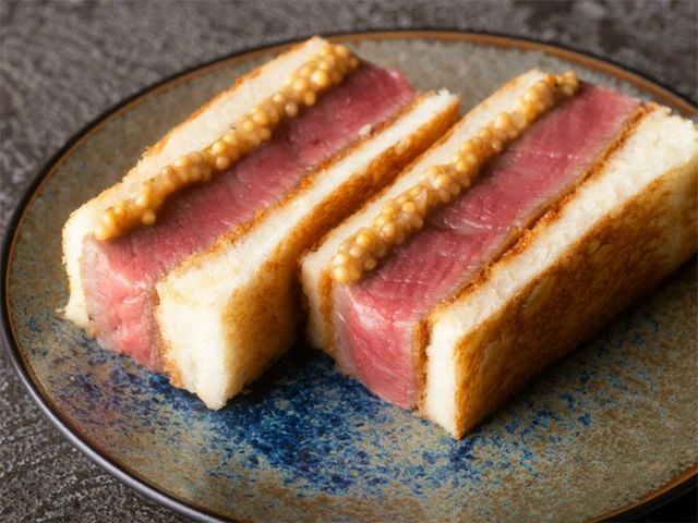 Experience a new sensation at this innovative yakiniku restaurant, where you can savor the finest grilled meat along with courses that blend seasonal Korean cuisine.