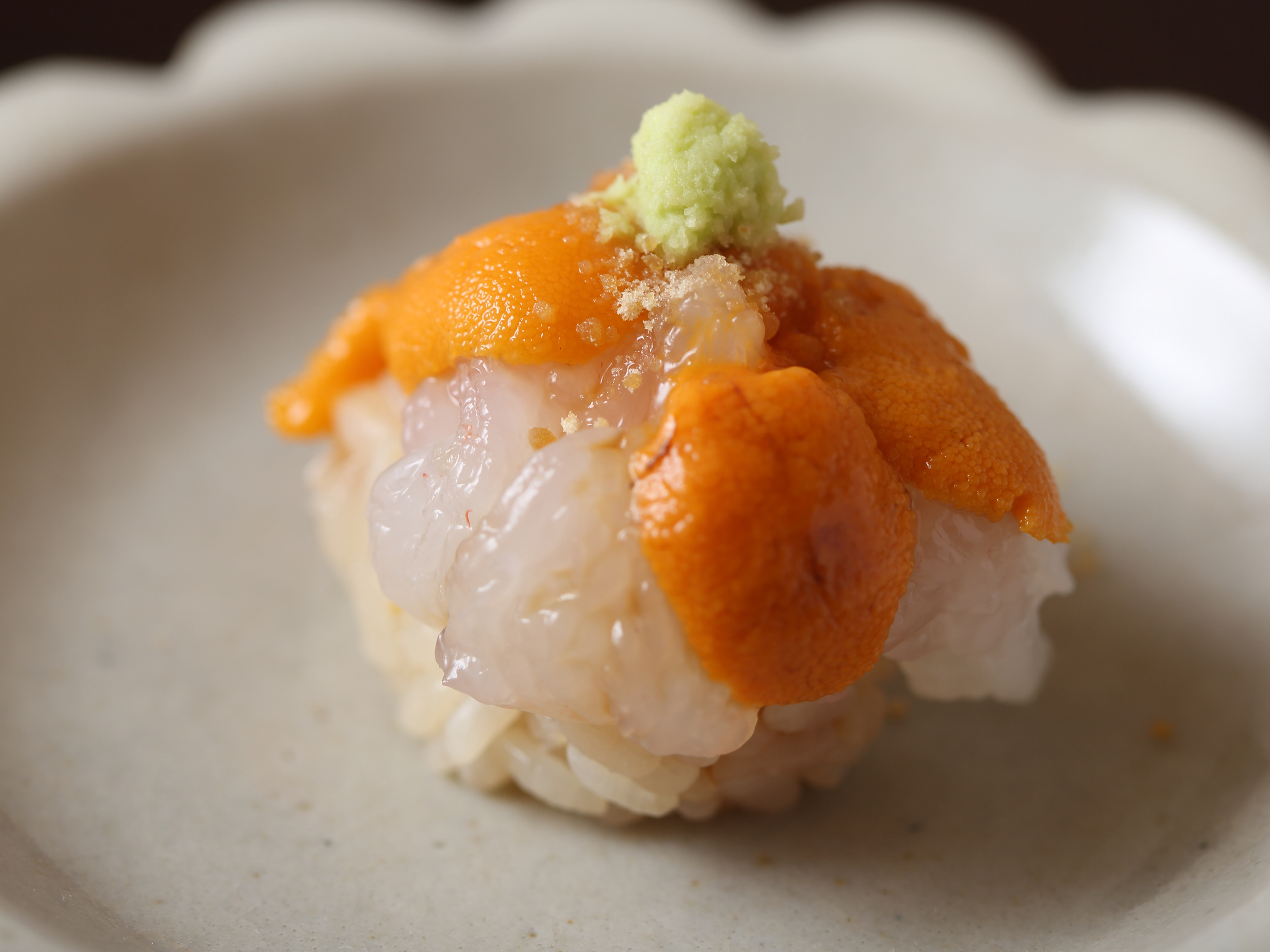 Tsukiji Suzutomi GINZA SIX branch_[Broad Velvet Shrimp and Sea Urchin] Enjoy the exquisite combination of carefully-selected ingredients from all over Japan.