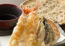 Ishiusubiki Soba Ishizuki AMU PLAZA HAKATA branch_[Soba (buckwheat noodles) and Tempura of Shrimp and Summer Vegetables, Served with Shredded Daikon Radish] Gorgeously enjoy the blessings from the mountain and sea.