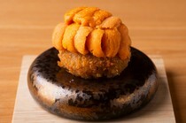 Azabujuban Nikukappo Okadamae_Unimenchi - The contrast between the cold sea urchin and the hot ground beef is irresistible