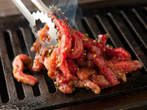 Kobe Yakiniku Kanteki_Maboroshi ("Illusion") ribs. A luxurious dish of grilled beef, using meat so fresh that it could be eaten raw.