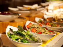 Que bom!_A variety of vegetables in "Salad bar"