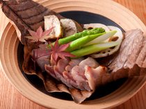 Chisana Kura Dareyame_Our "Grilled Magnolia Leaf Sasuke Pork with Seasonal Miso" is fragrant with the aroma of miso