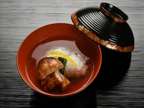 Hyotei Main Branch_[Nimonowan Boiled Pike Conger Sprinkled with Arrowroot Starch] using an original dashi (broth) to bring out more taste