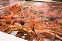Kita no Donburiya Takinami Shokudo_See live crabs in water tanks before your very eyes at Takinami Shoten! Guests can eat these live crabs freshly boiled!