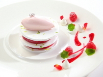 LE PONT DE CIEL_A vacherin prepared with the aroma of rose: "Meringue and Raspberry"
