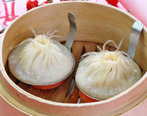 Bankoden　Akihabara UDX shop_[Pork Xiaolongbao (five pieces)] The broth that dribbles out from the thin (wonton) wrap is irresistible