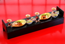 Toyonaka Sakurakai_Food from land and sea are beautifully arranged in the eye-pleasing “Hassun” course