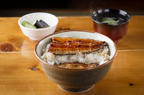 Kawaei_[Shinobi Don (Extra Special)] In this luxurious Unadon (rice bowl dish with eel), an extra piece of broiled eel is buried in the rice, in addition to the pieces topped on rice.