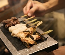 Yakitori Miyagawa Toyosu branch_[Five Assorted Yakitori (chicken skewers)] Grilled with Binchotan charcoal. Enjoy the taste of our old-established restaurant.