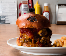 SHOGUN BURGER Shinsaibashi Branch_Triple Cheeseburger - You can taste the rich harmony of the 100% Wagyu beef patty and cheese.