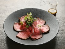 node_Domestic Wagyu Roast Beef - Using luxurious rare parts of A4 to A5 Japanese black beef. A wide range of people love it.