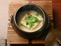 Sake and Japanese cuisine Hokkori Kyoto Kiyamachi Main Store_Sea bream rice  (for about 2 people) - Fatty sea bream and the finest blend rice, "Okinakasumi," are cooked in an earthen pot.