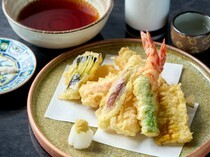 SAKE STAND R Shimbashi Branch_Assorted Tempura - Japanese tiger prawn, sand borer, and seasonal vegetables are gathered in one place.