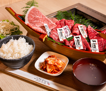 Wagyu Yakiniku & Kobe Beef Marukin Shokudou Shibuya Branch_Wagyu and Kobe Beef meal set on a boat